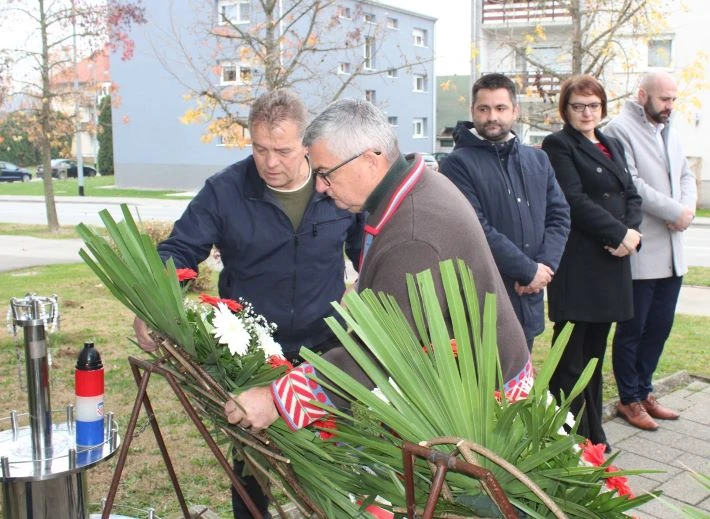 UZ DAN SJEĆANJA: U Pleternici polaganjem vijenaca i paljenjem svijeća odana počast poginulim braniteljima