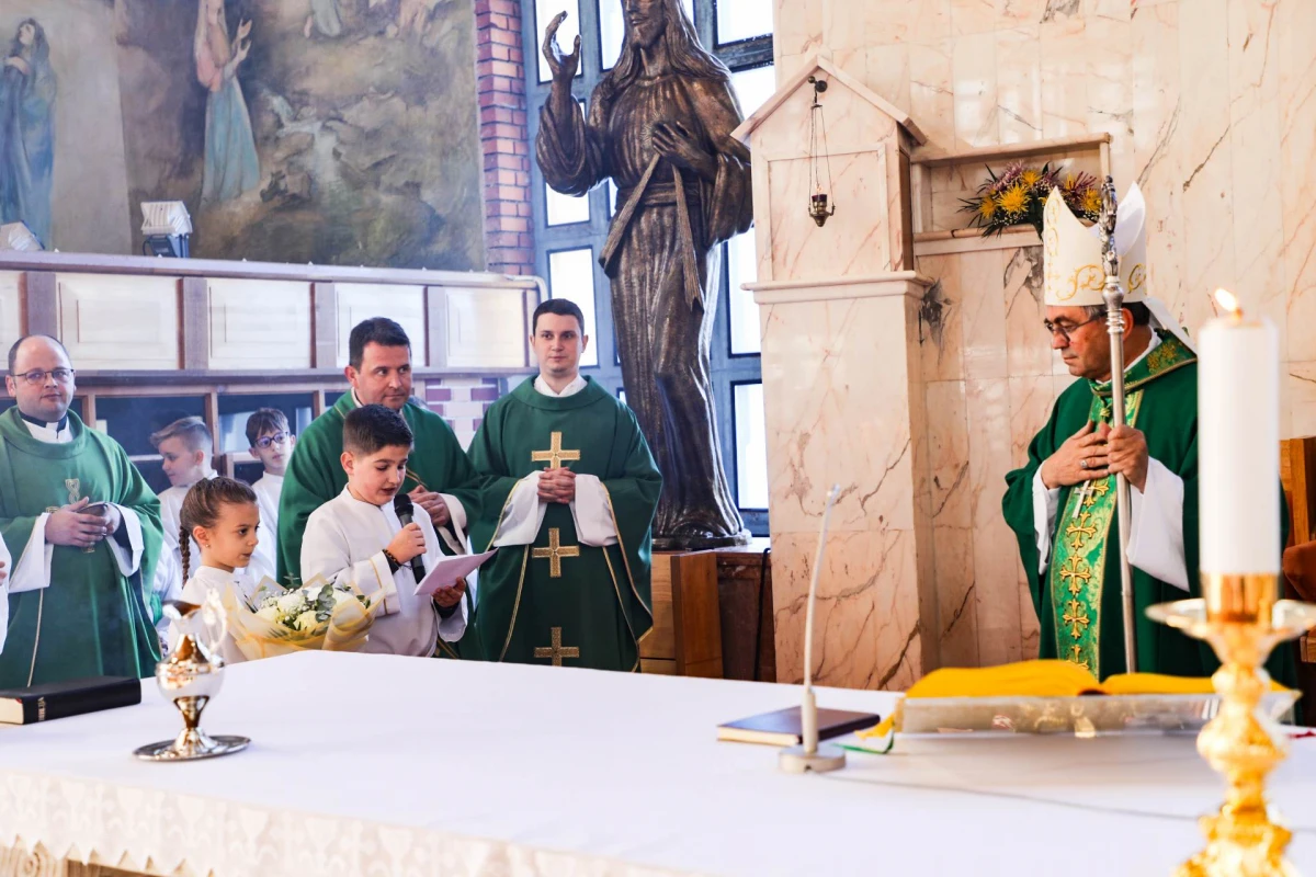 Velika radost u Pleternici: Biskup Ivo krstio peto dijete roditelja Stanišić