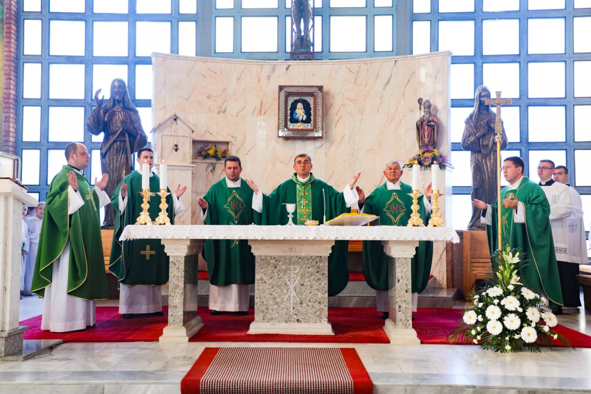 Velika radost u Pleternici: Biskup Ivo krstio peto dijete roditelja Stanišić