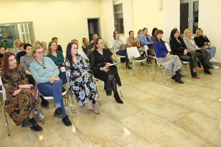 PLETERNICA: Predstavljena knjiga „Srce zvjerke“ Daliborke Carević Devernay iz Zagreba