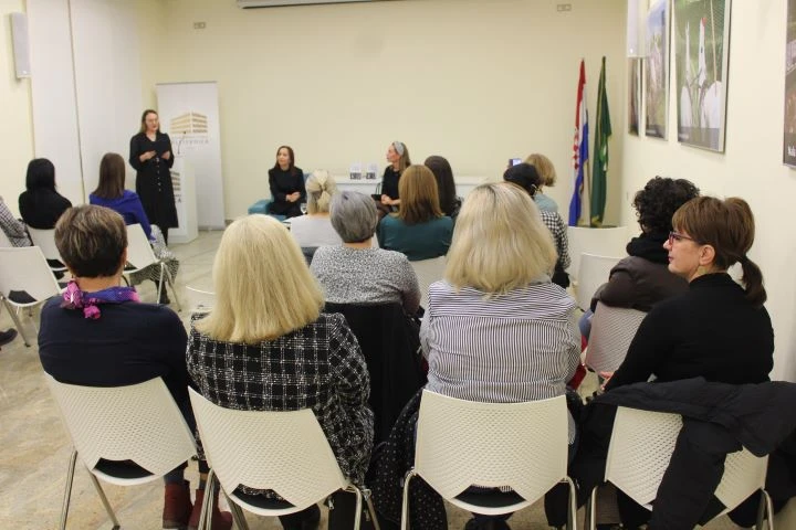 PLETERNICA: Predstavljena knjiga „Srce zvjerke“ Daliborke Carević Devernay iz Zagreba