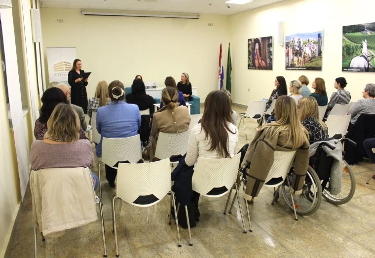 PLETERNICA: Predstavljena knjiga „Srce zvjerke“ Daliborke Carević Devernay iz Zagreba