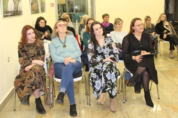 PLETERNICA: Predstavljena knjiga „Srce zvjerke“ Daliborke Carević Devernay iz Zagreba