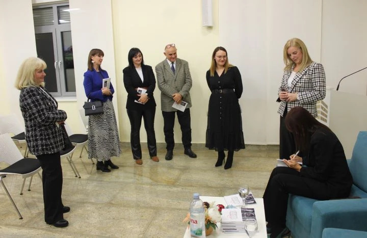 PLETERNICA: Predstavljena knjiga „Srce zvjerke“ Daliborke Carević Devernay iz Zagreba