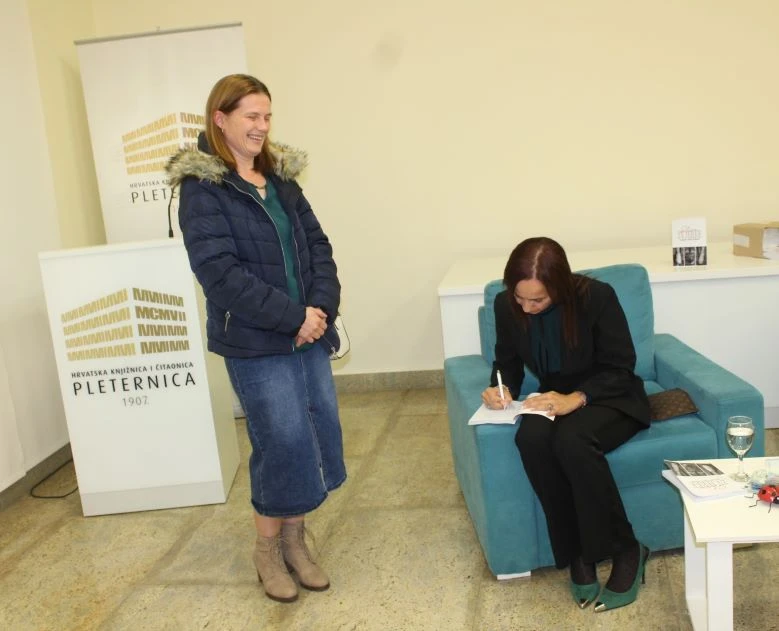 PLETERNICA: Predstavljena knjiga „Srce zvjerke“ Daliborke Carević Devernay iz Zagreba