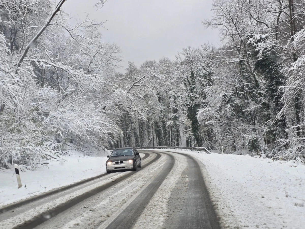 (FOTO) Prometovanje otežano preko Krndije: Zimska služba na terenu, vozačima upućen apel za oprez