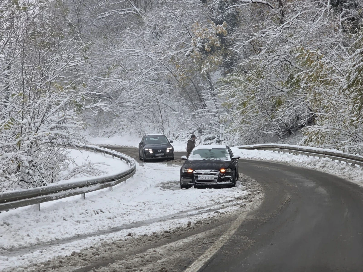 (FOTO) Prometovanje otežano preko Krndije: Zimska služba na terenu, vozačima upućen apel za oprez