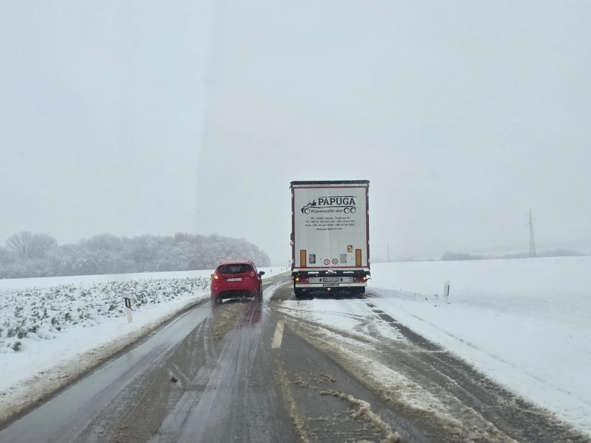 (FOTO) Prometovanje otežano preko Krndije: Zimska služba na terenu, vozačima upućen apel za oprez