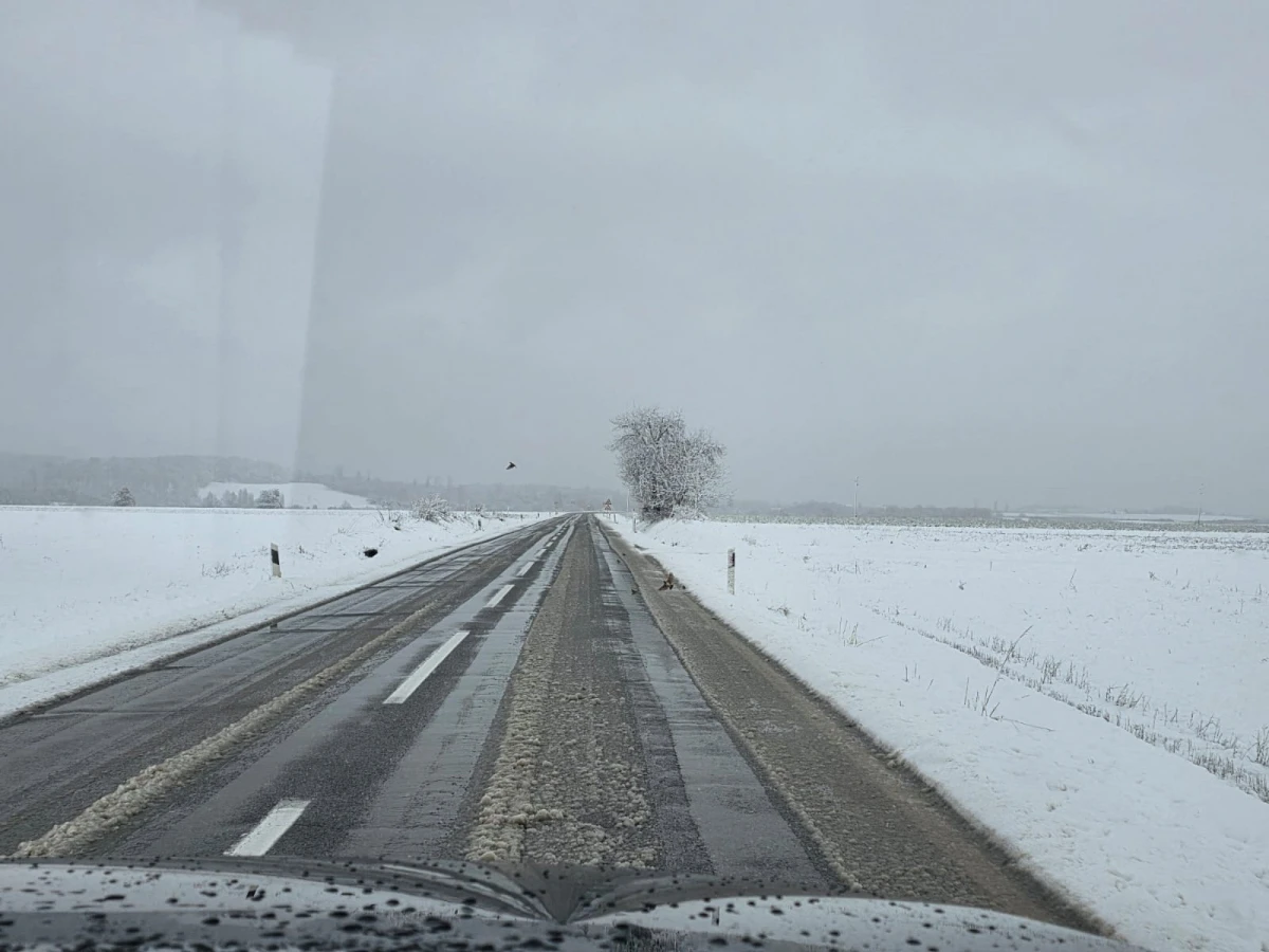 (FOTO) Prometovanje otežano preko Krndije: Zimska služba na terenu, vozačima upućen apel za oprez