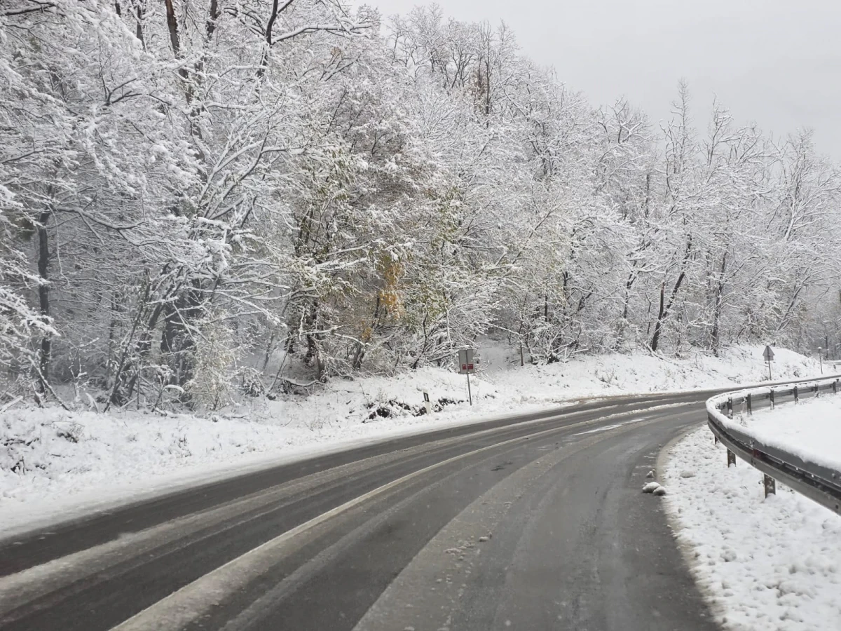 (FOTO) Prometovanje otežano preko Krndije: Zimska služba na terenu, vozačima upućen apel za oprez