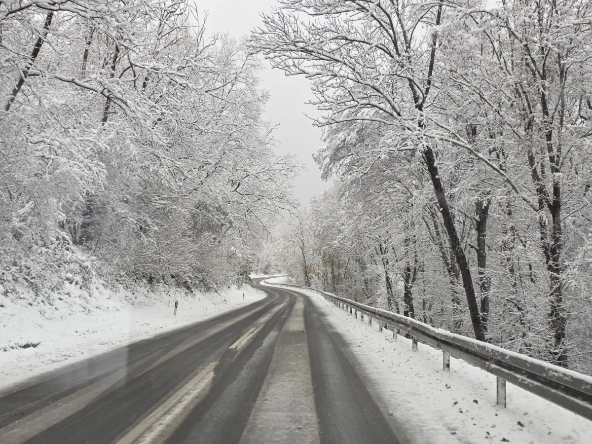(FOTO) Prometovanje otežano preko Krndije: Zimska služba na terenu, vozačima upućen apel za oprez