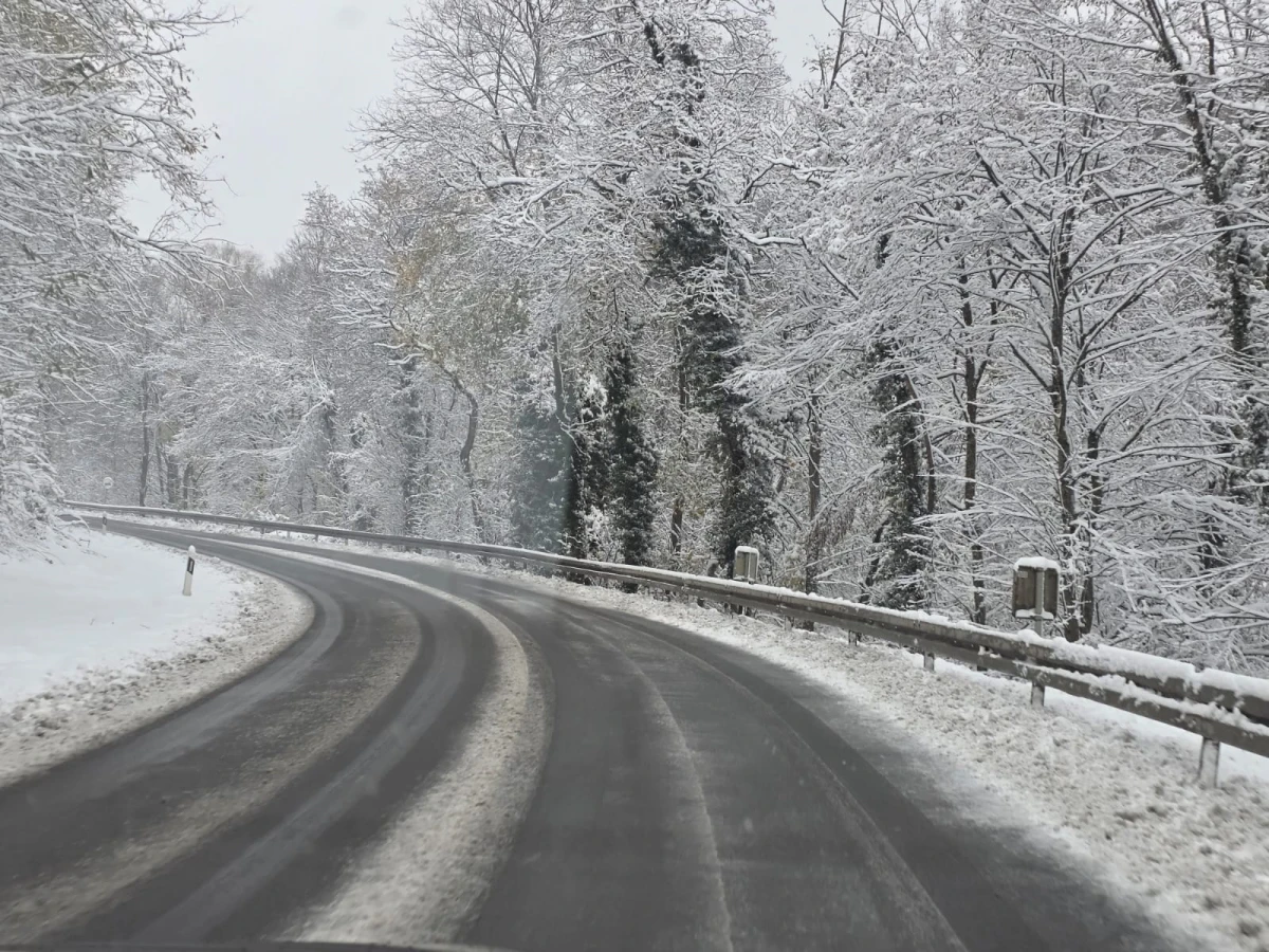 (FOTO) Prometovanje otežano preko Krndije: Zimska služba na terenu, vozačima upućen apel za oprez