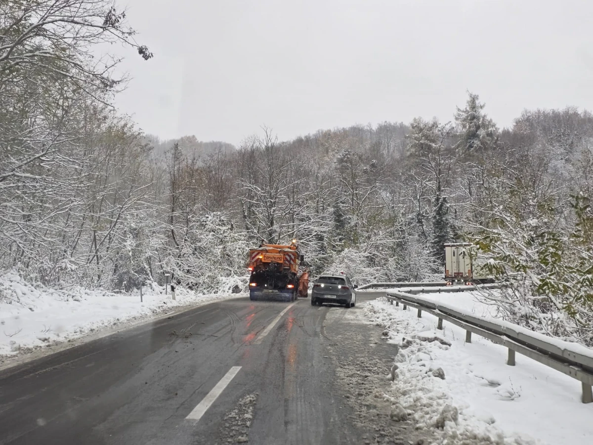 (FOTO) Prometovanje otežano preko Krndije: Zimska služba na terenu, vozačima upućen apel za oprez
