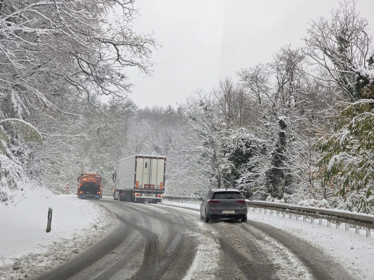 (FOTO) Prometovanje otežano preko Krndije: Zimska služba na terenu, vozačima upućen apel za oprez