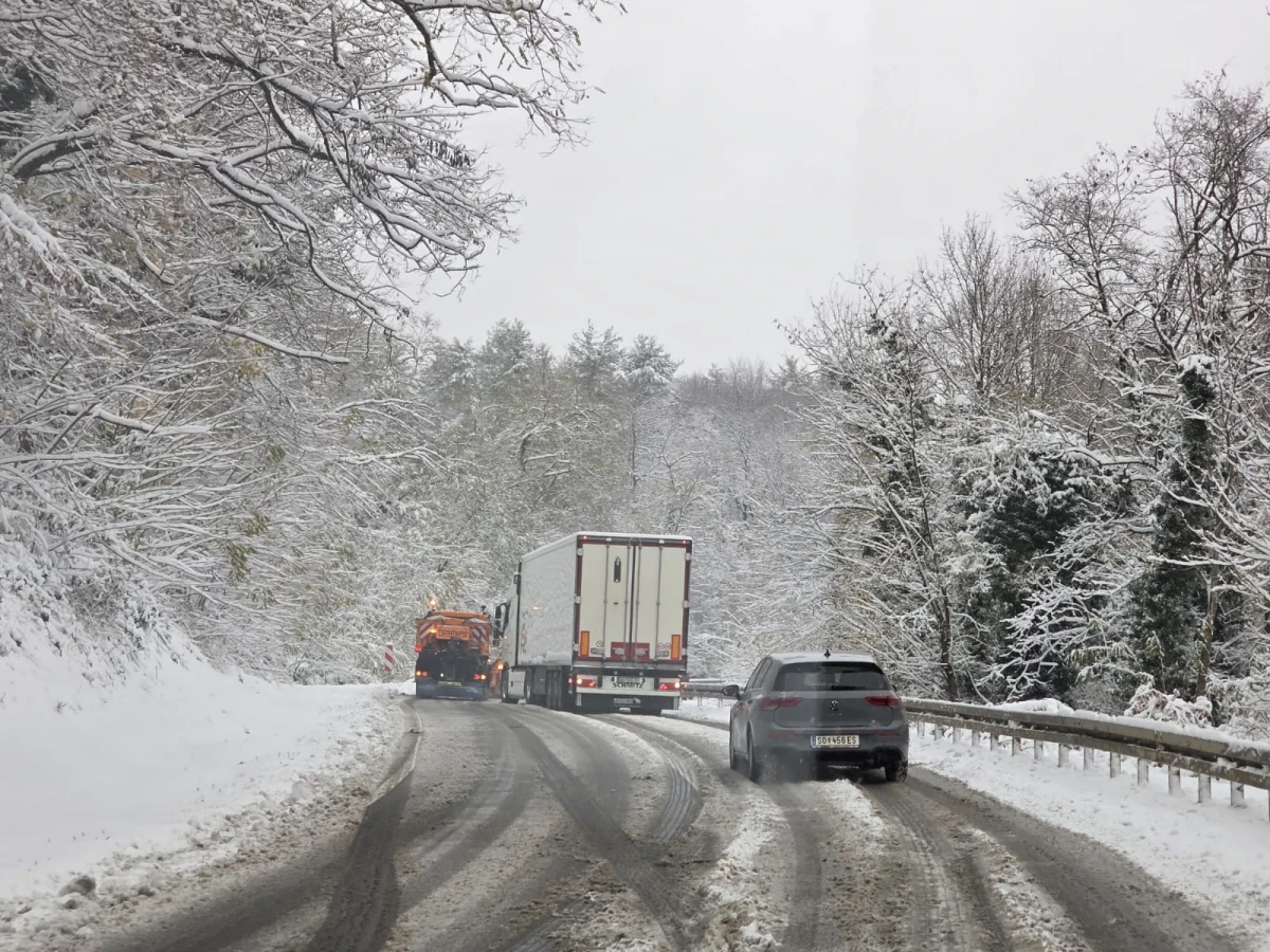 (FOTO) Prometovanje otežano preko Krndije: Zimska služba na terenu, vozačima upućen apel za oprez