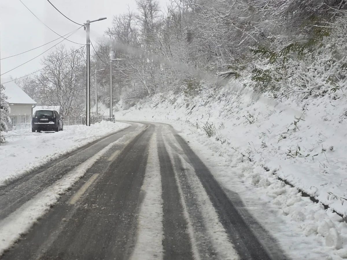 (FOTO) Prometovanje otežano preko Krndije: Zimska služba na terenu, vozačima upućen apel za oprez