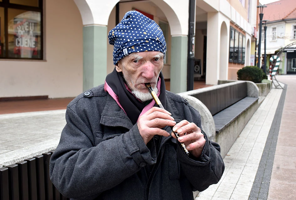 Požeški ulični svirač Rajko: Od tambure do frule za zmije