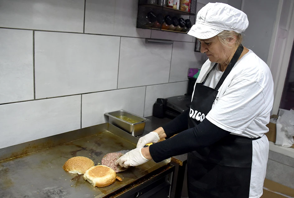 Fast food ’Indigo’ u Požegi: Mjesto gdje se dobro i obilno jede, s obitelji Milinović za kormilom