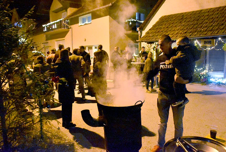 Prvi ’Advent u Vilić selu’ oduševio mještane i goste, Radošić: ’Ovo može biti dobar primjer i drugim malim sredinama’