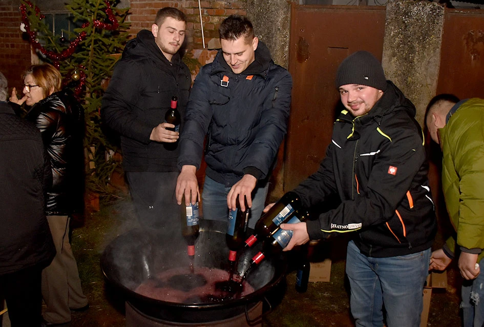 Prvi ’Advent u Vilić selu’ oduševio mještane i goste, Radošić: ’Ovo može biti dobar primjer i drugim malim sredinama’