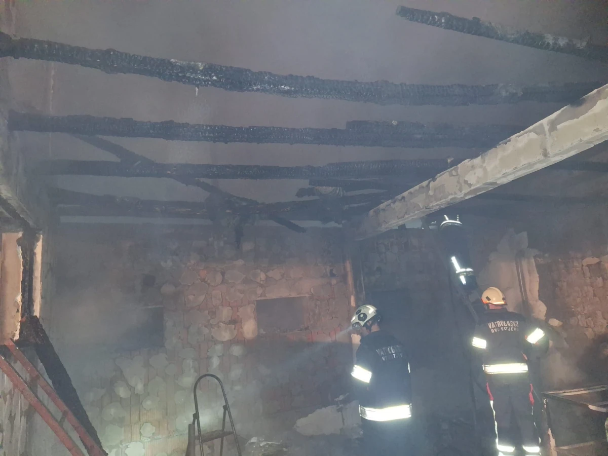 Vatra progutala garažu, vozilo, motor... u Kutjevu, velika šteta, vatrogasci spriječili katastrofu