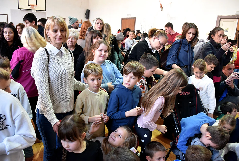 Čarolija zajedništva: Kempfovci još jednom oduševili blagdanskom izložbom „Prilika za sve“