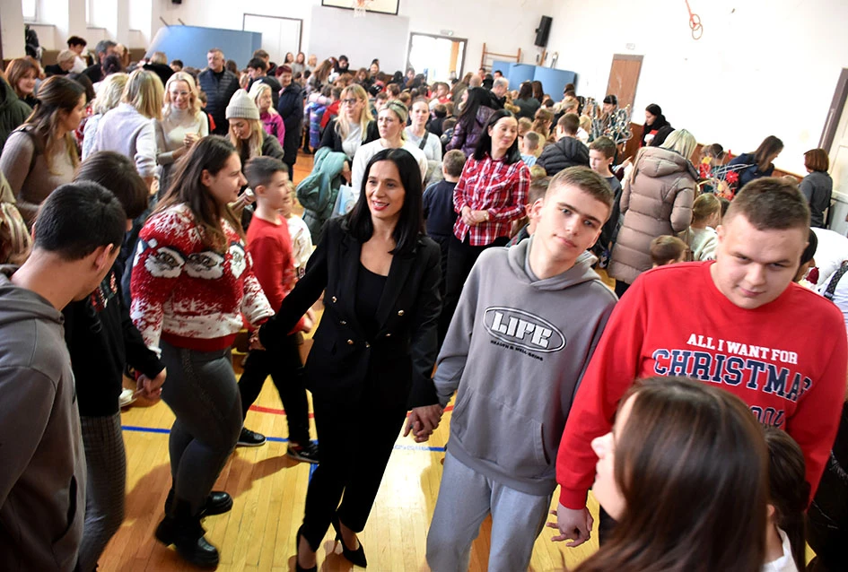 Čarolija zajedništva: Kempfovci još jednom oduševili blagdanskom izložbom „Prilika za sve“