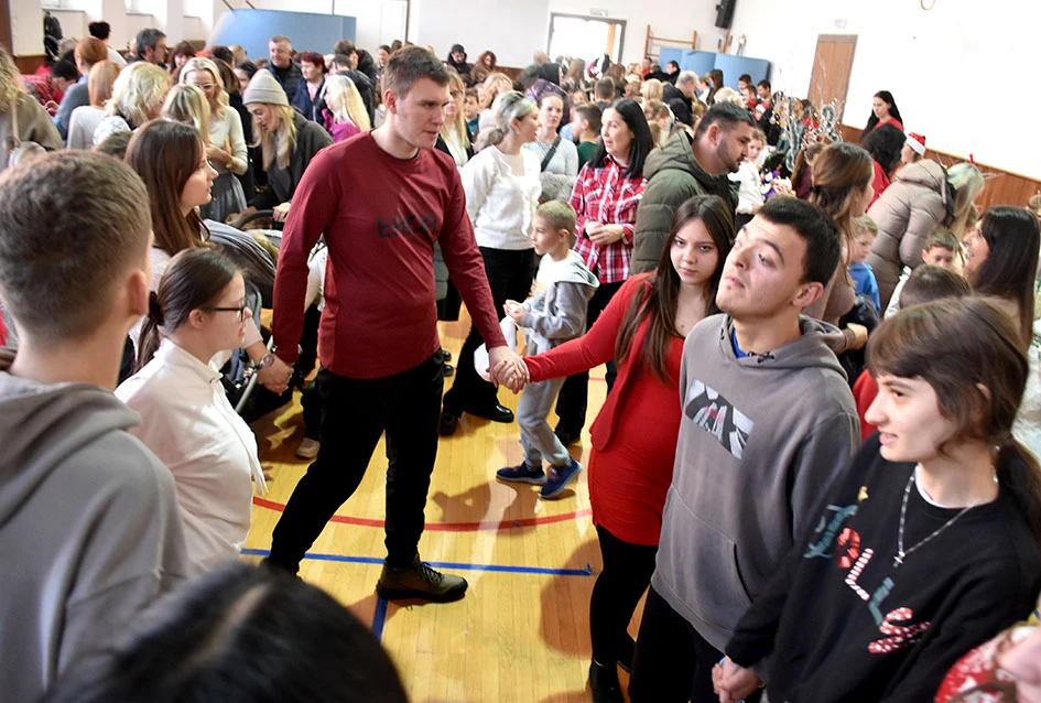 Čarolija zajedništva: Kempfovci još jednom oduševili blagdanskom izložbom „Prilika za sve“