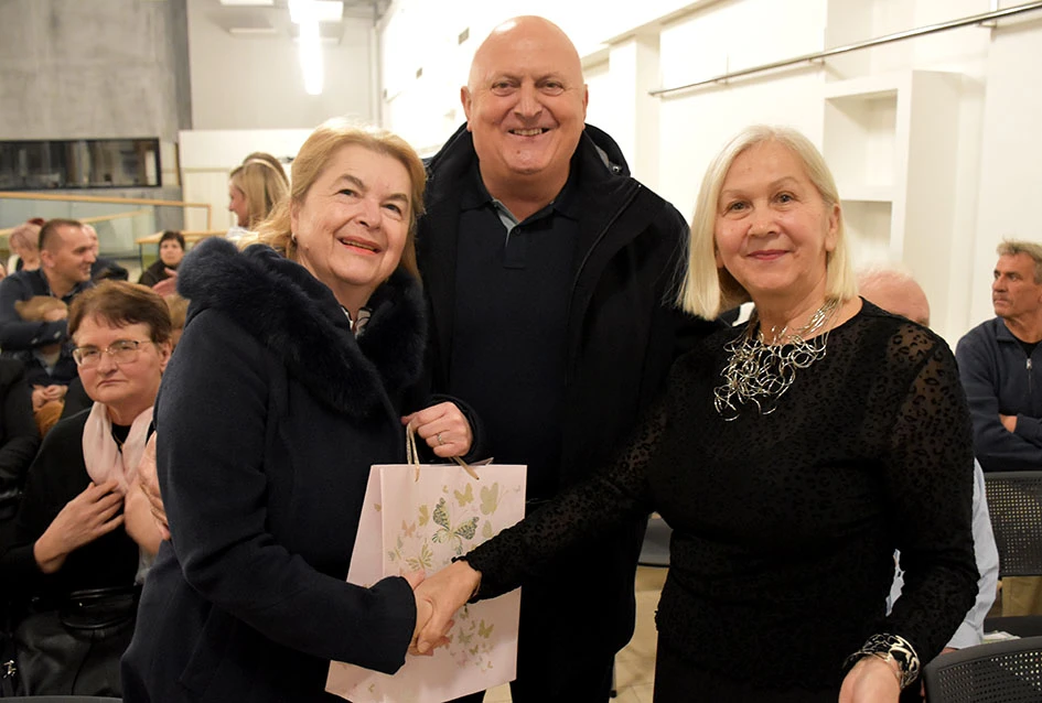 Poezija i makrame Slavice Šperande oduševili posjetitelje Gradske knjižnice Požega