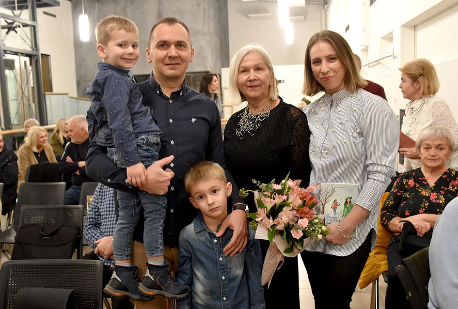 Poezija i makrame Slavice Šperande oduševili posjetitelje Gradske knjižnice Požega