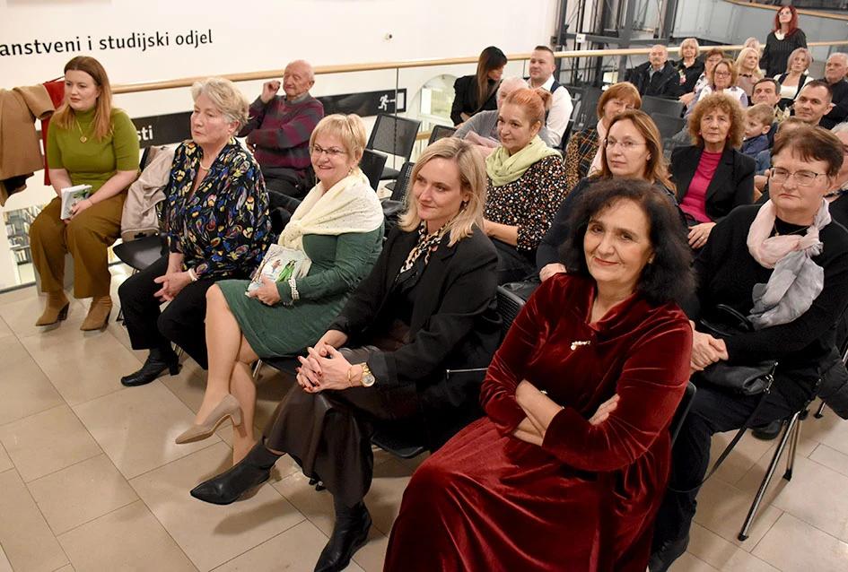 Poezija i makrame Slavice Šperande oduševili posjetitelje Gradske knjižnice Požega