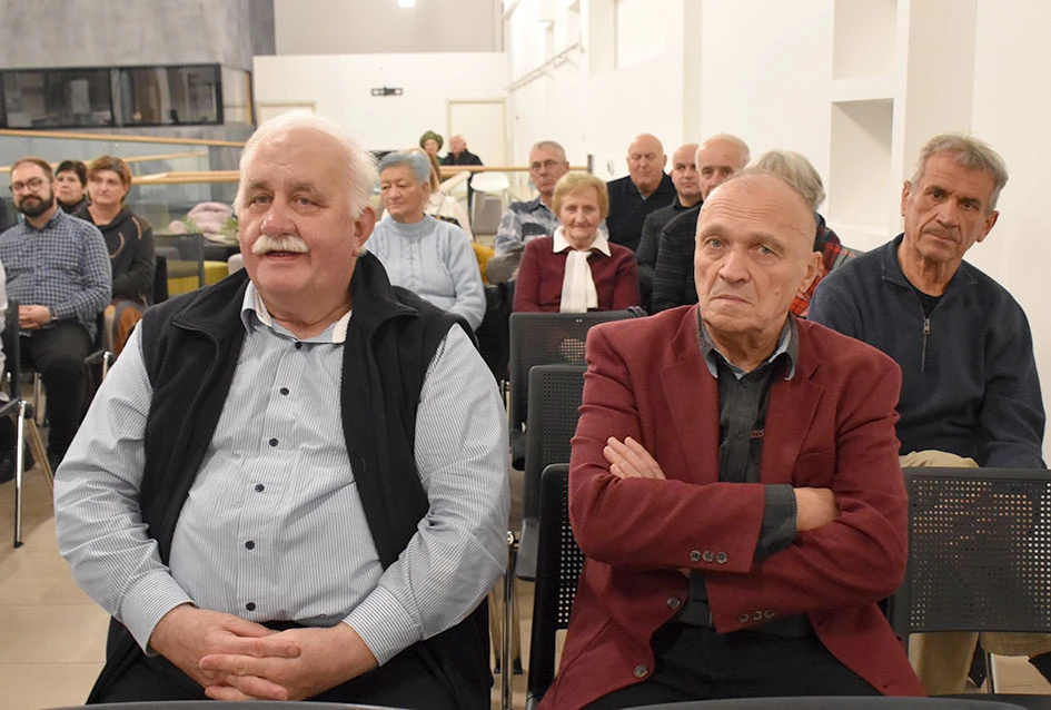 Poezija i makrame Slavice Šperande oduševili posjetitelje Gradske knjižnice Požega