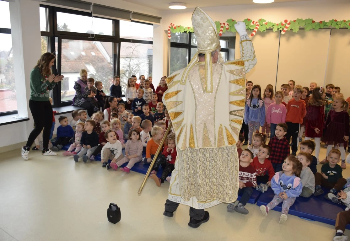 Toplina koja grije dušu: Sveti Nikola donio radost najmlađima u Požegi