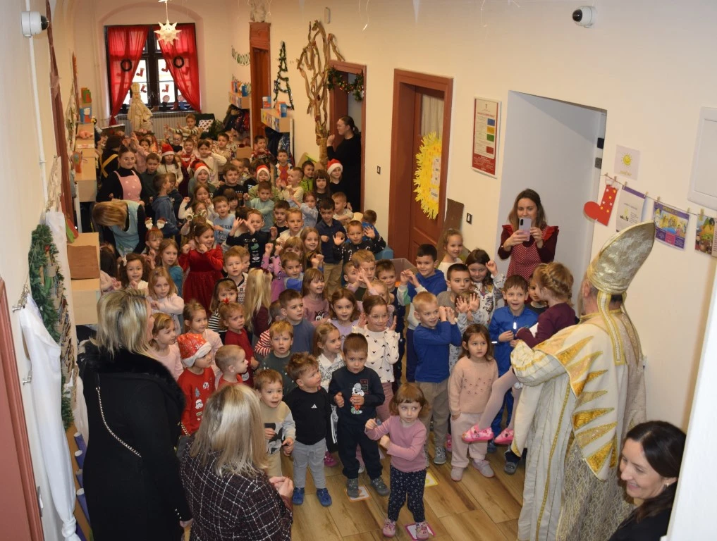 Toplina koja grije dušu: Sveti Nikola donio radost najmlađima u Požegi