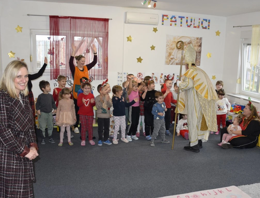 Toplina koja grije dušu: Sveti Nikola donio radost najmlađima u Požegi