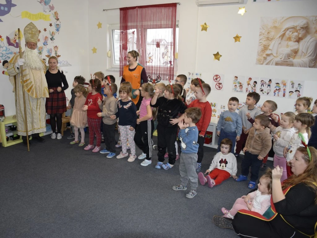 Toplina koja grije dušu: Sveti Nikola donio radost najmlađima u Požegi