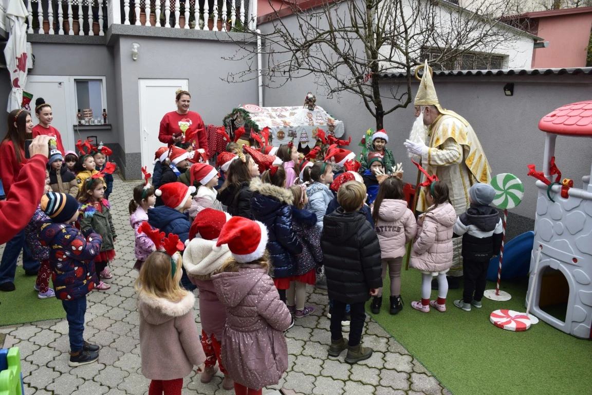 Toplina koja grije dušu: Sveti Nikola donio radost najmlađima u Požegi