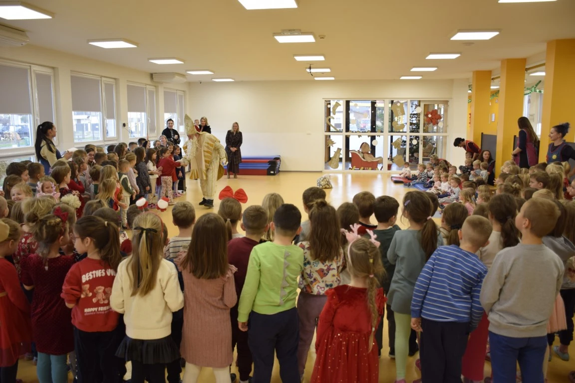 Toplina koja grije dušu: Sveti Nikola donio radost najmlađima u Požegi
