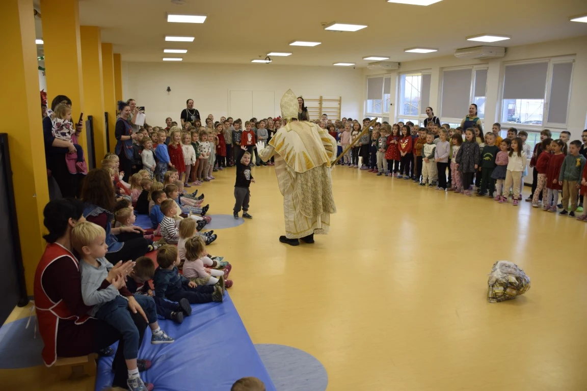 Toplina koja grije dušu: Sveti Nikola donio radost najmlađima u Požegi