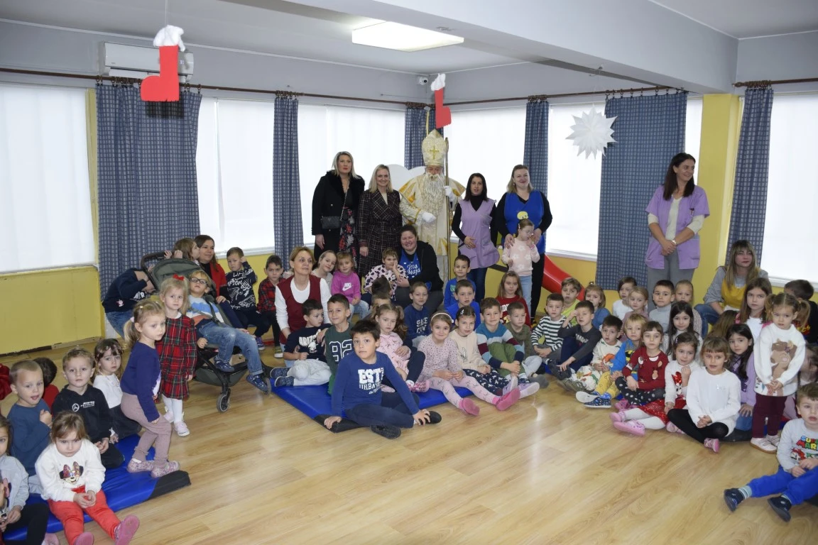 Toplina koja grije dušu: Sveti Nikola donio radost najmlađima u Požegi