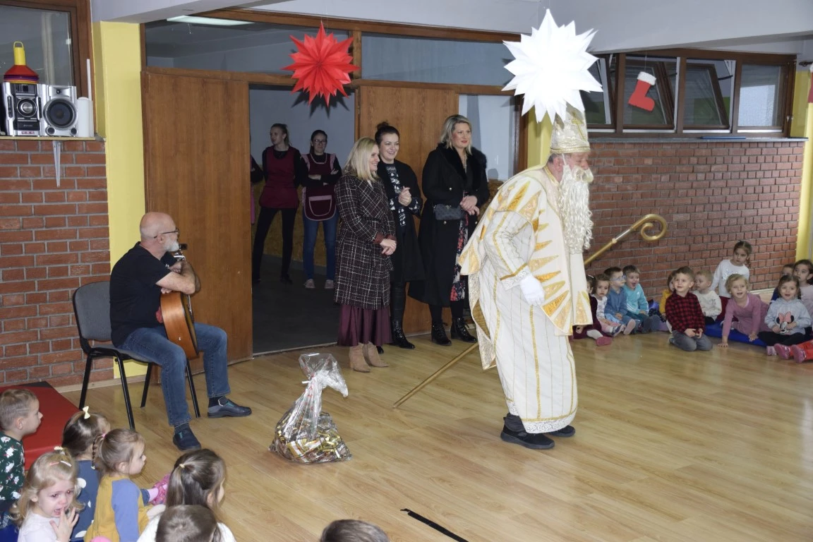 Toplina koja grije dušu: Sveti Nikola donio radost najmlađima u Požegi