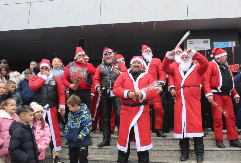 Motomrazovi donijeli radost: Pleternički motociklisti razveselili stotine djece povodom svetog Nikole