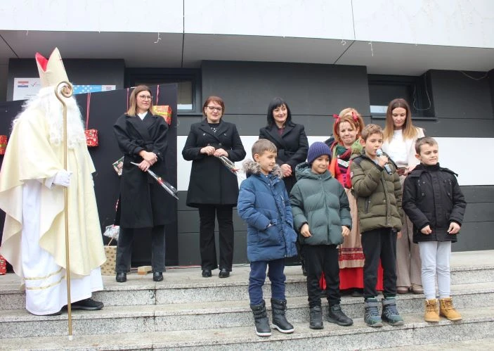 Motomrazovi donijeli radost: Pleternički motociklisti razveselili stotine djece povodom svetog Nikole