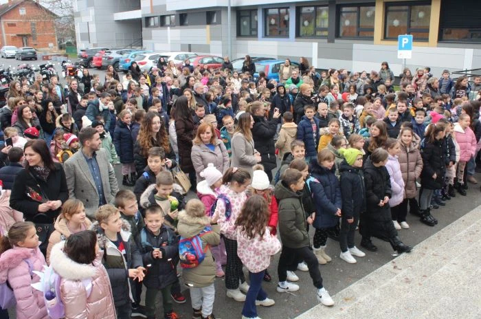 Motomrazovi donijeli radost: Pleternički motociklisti razveselili stotine djece povodom svetog Nikole