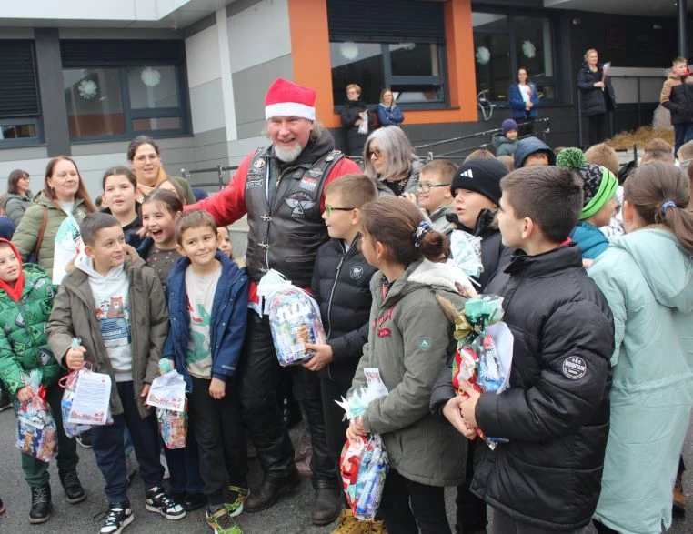 Motomrazovi donijeli radost: Pleternički motociklisti razveselili stotine djece povodom svetog Nikole