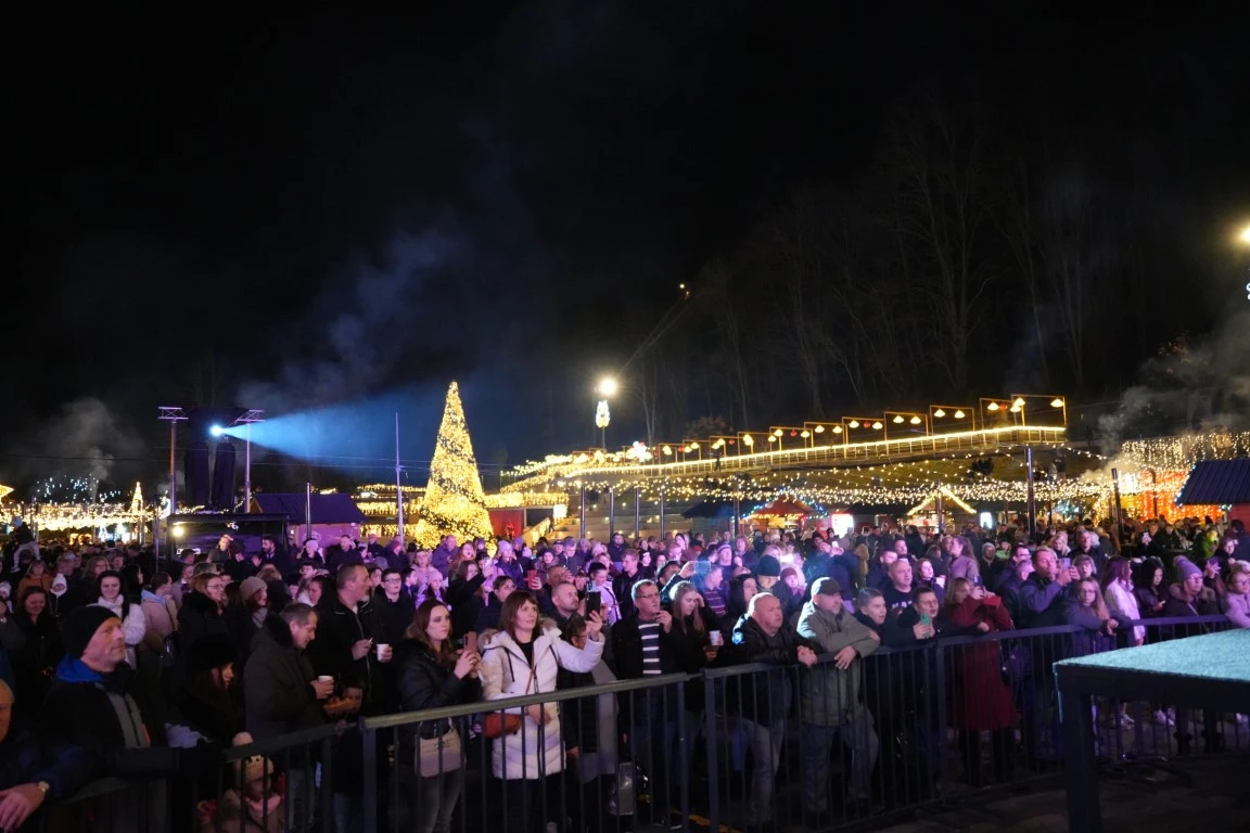 Svečano je otvoren najraskošniji Advent u Slavoniji - Ninina čarobna Shhhuma