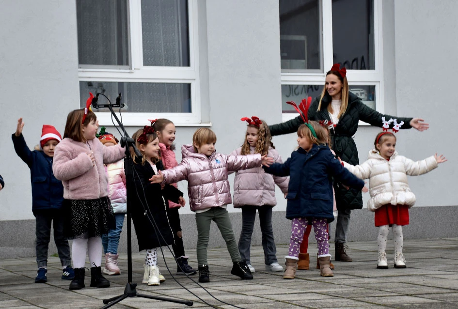 Sveti Nikola stigao u Jakšić; djeca uživala u pjesmi, plesu i poklonima