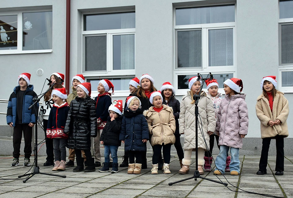 Sveti Nikola stigao u Jakšić; djeca uživala u pjesmi, plesu i poklonima