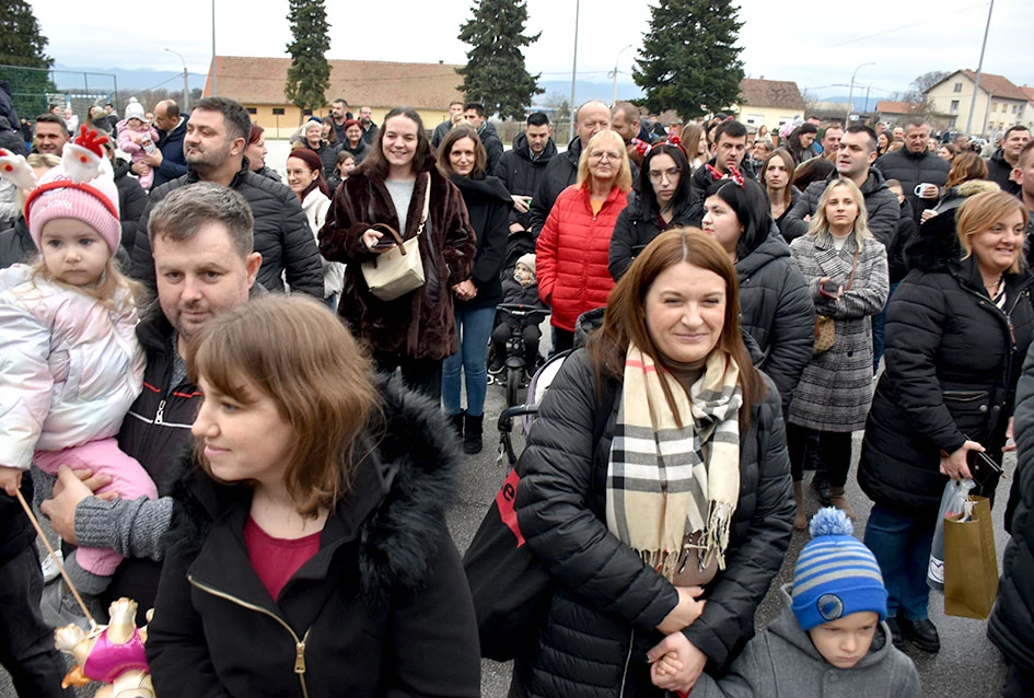 Sveti Nikola stigao u Jakšić; djeca uživala u pjesmi, plesu i poklonima