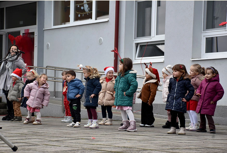 Sveti Nikola stigao u Jakšić; djeca uživala u pjesmi, plesu i poklonima